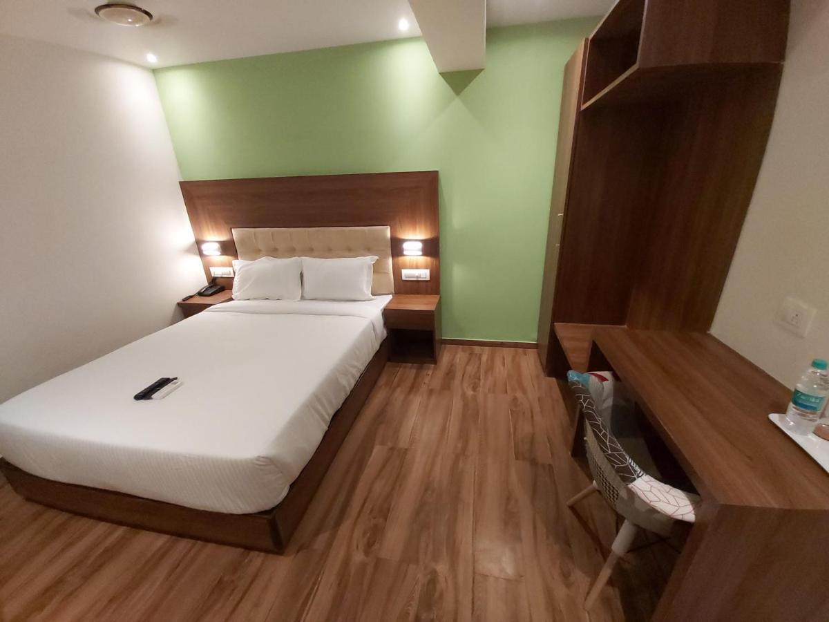 Fluorescent By Bizzgrow Hotels International Airport - Formerly Known As Byaris International Bombay Esterno foto